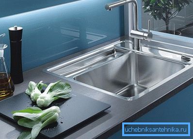Design elegant și elegant - o caracteristică distinctivă a chiuvetelor metalice.
