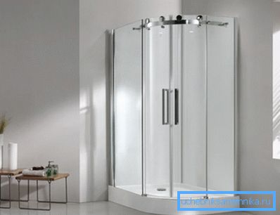 Duș roșu acrilic 100x100 cu un subsol scăzut într-un interior minimalist Duș roșu acrilic 100x100 cu un subsol scăzut într-un interior minimalist