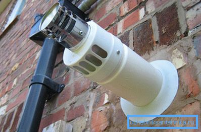 Un sistem alternativ de extragere a fumului instalat pe un perete este de obicei echipat cu filtre speciale. Un sistem alternativ de extragere a fumului instalat pe un perete este de obicei echipat cu filtre speciale.