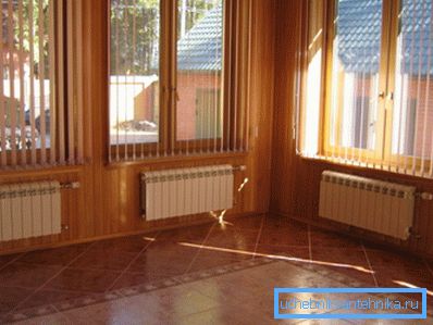 Radiatoare de aluminiu în interiorul unei case de țară