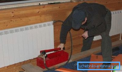 Dispozitivul poate fi conectat printr-un robinet Mayevsky la radiator.