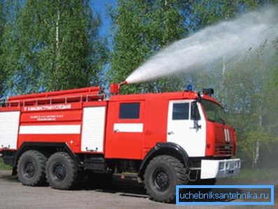 Mașină echipată cu echipament de stingere a incendiilor Mașină echipată cu echipament de stingere a incendiilor