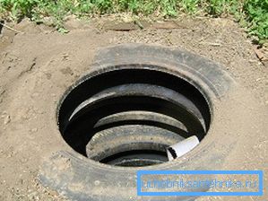 Anvelopele auto ale unei găuri de scurgere.