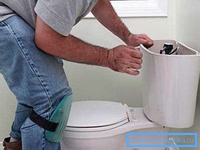Rezervorul trebuie fixat numai cu ajutorul unor dispozitive speciale de fixare care trebuie incluse în aparat.