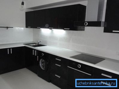 Suprafață de masă albă și chiuvetă negru în interiorul bucătăriei moderne