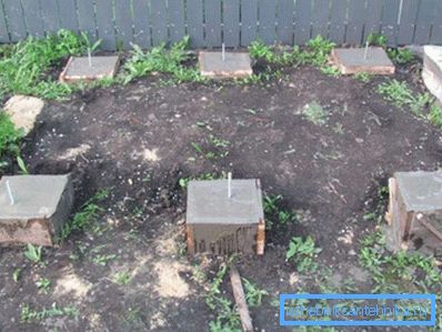 Betonarea fundației este finalizată, lansările de armare sunt vizibile pentru confortul de fixare a ornamentelor de fund Betonarea fundației este finalizată, lansările de armare sunt vizibile pentru confortul de fixare a ornamentelor de fund