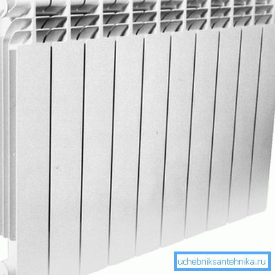 Radiatorul bimetalic 500 cu 80 la 80 constă dintr-o inserție de oțel și o carcasă din aluminiu exterioară