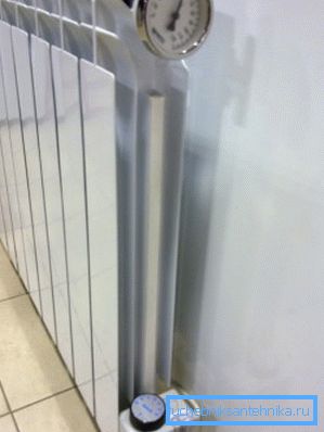 Radiator bimetalic cu element de încălzire electric