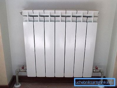 Radiator bimetalic cu o conexiune de fund în interiorul camerei. Radiator bimetalic cu o conexiune de fund în interiorul camerei.