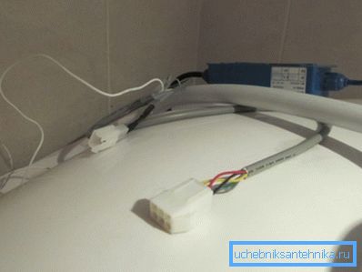 Datorită formei conectorilor, este dificil să le confundăm.
