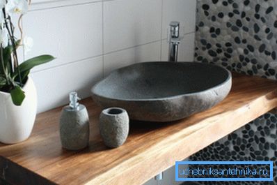 O combinație nobilă de materiale din lemn masiv și piatră naturală.