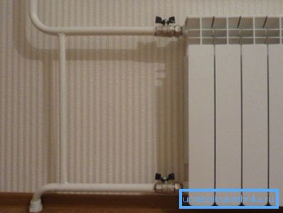 Racordarea laterală a radiatorului la racordul sistemului de încălzire centrală.