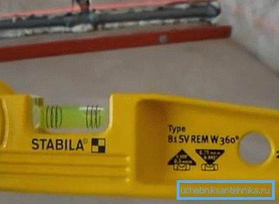 Un nivel laser este considerat a fi un dispozitiv de măsurare mai precis, care va permite să se determine neuniformitatea podelei cu o singură atingere