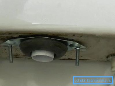 Șuruburile fixează racordurile rezervorului și toaletei