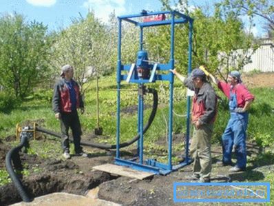 O echipă de specialiști efectuează forarea rotativă a puțurilor de apă.