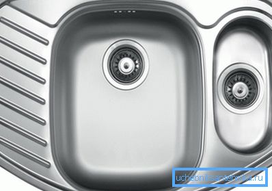 Există două tipuri de produse - ștanțate și sudate, primul este mai ieftin și mai rău în calitate. Există două tipuri de produse - ștanțate și sudate, primul este mai ieftin și mai rău în calitate.