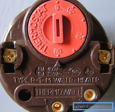 Cel mai adesea, cazanele pentru combustibil solid și electric sunt controlate de un termostat.