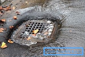Cel mai adesea, aceste sisteme de canalizare sunt înfundate cu frunze căzute și deșeuri industriale care nu au fost îndepărtate de pe teritoriu.