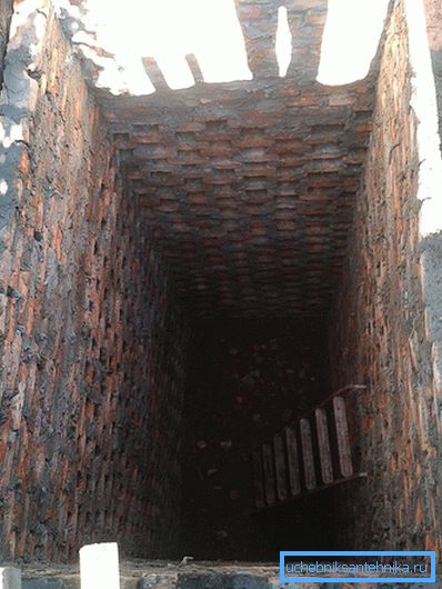 O parte a bazinului este construită din celule de zidărie