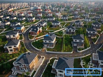 O suburbie privată este o extensie logică pentru un oraș mare.