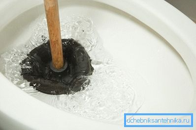 Curățați toaleta de pistonul de înfundare