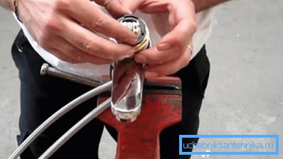 Ce trebuie să faceți atunci când robinetul a rupt în bucătărie