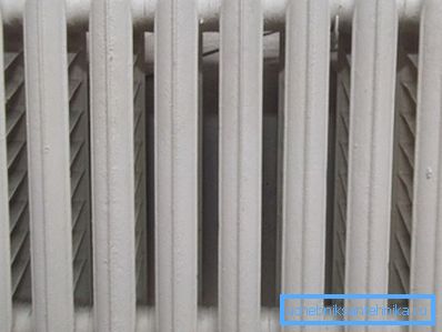 Pentru a calcula cantitatea de apă dintr-un radiator din fontă, multiplicați numărul de coaste cu un litru și jumătate.