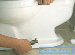 Pentru a scoate vasul, trebuie să deșurubați șuruburile.