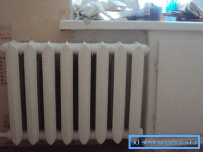 Bateria din fontă se potrivește în interior greu, în special în bucătărie.