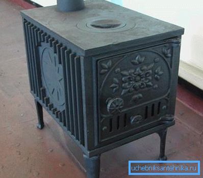Produsele din fontă aproape întotdeauna au un aspect original și diferite elemente decorative. Produsele din fontă aproape întotdeauna au un aspect original și diferite elemente decorative.