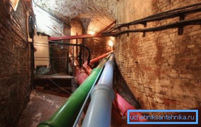 Alimentarea cu apă din fontă, alimentând fântânile inferioare ale lui Peterhof. Alimentarea cu apă din fontă, alimentând fântânile inferioare ale lui Peterhof.