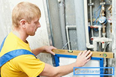 Aceste modele sunt excelente pentru fixarea directă pe perete sau în nișe mici cu țevi în picioare