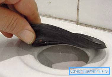Chiar dacă nisipul sau murdăria intră pe scaun în timpul instalării, acest lucru poate cauza o scurgere în timpul funcționării, dar de obicei un astfel de defect apare numai după încărcarea mecanică pe o anumită zonă.