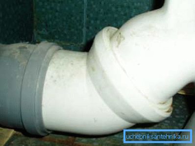 Chiar și o ușoară părtinire poate desprinde guma de etanșare și provoacă umezeală și chiar scurgere cu fiecare spălare a apei din rezervor.