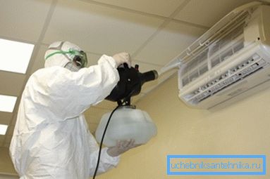 Chiar și aparatele de aer condiționat convenționale, care sunt un tip de sistem de ventilație, trebuie dezinfectate.