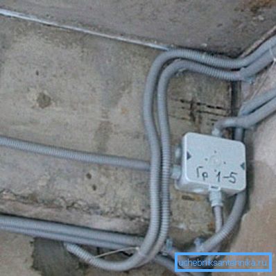 Chiar și instalarea internă trebuie făcută astfel încât să creeze cea mai mare posibilă etanșeitate și să împiedice intrarea umezelii în interiorul țevii în timpul funcționării. Chiar și instalarea internă trebuie făcută astfel încât să creeze cea mai mare posibilă etanșeitate și să împiedice intrarea umezelii în interiorul țevii în timpul funcționării.