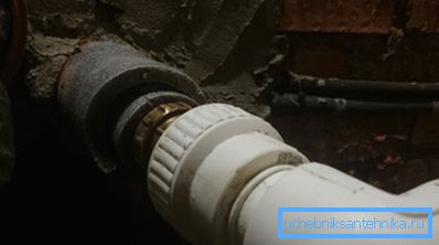 Facem intrarea prin peretele fundației sau subsolului.