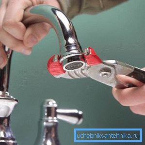 Demontarea aeratorului pentru curățare Demontarea aeratorului pentru curățare