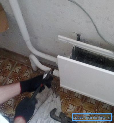 Demontarea vechiului radiator cu chei Demontarea vechiului radiator cu chei