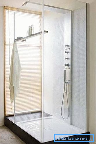 Designul băii cu un duș montat pe perete cu o bază joasă Designul băii cu un duș montat pe perete cu o bază joasă
