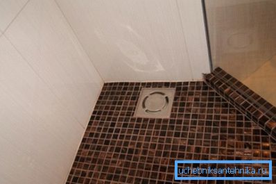 Pentru cabinele fără un palet, utilizați o duză de duș în podea.