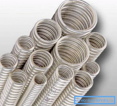 Pentru anumite tipuri de lucru, materialele metalice sunt încă folosite, deoarece îndeplinesc în plus funcția de un fel de ecran, eliminând efectul curenților nebun. Pentru anumite tipuri de lucru, materialele metalice sunt încă folosite, deoarece îndeplinesc în plus funcția de un fel de ecran, eliminând efectul curenților nebun.