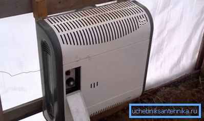 Pentru încălzirea serei se poate utiliza convector, care lucrează pe gaz lichefiat.