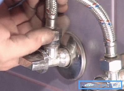 Un furtun este utilizat pentru a conecta toaleta la sursa de alimentare cu apă.