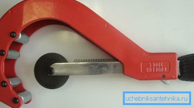 Pentru tăierea țevilor este mai bine să folosiți un instrument special. Pentru tăierea țevilor este mai bine să folosiți un instrument special.