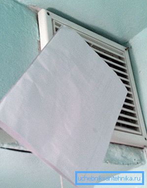 Puteți utiliza o foaie de hârtie pentru a verifica funcționarea sistemului de ventilație.