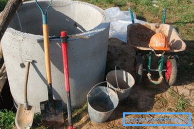 Pentru muncă, aveți nevoie de instrumente simple pentru a săpături pământul.