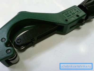Pentru tăiere, puteți utiliza un tăietor special pentru țevi Pentru tăiere, puteți utiliza un tăietor special pentru țevi