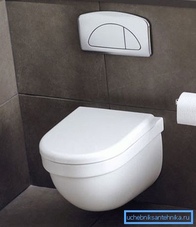 Pentru a scurge apa, utilizați un buton special montat pe perete.