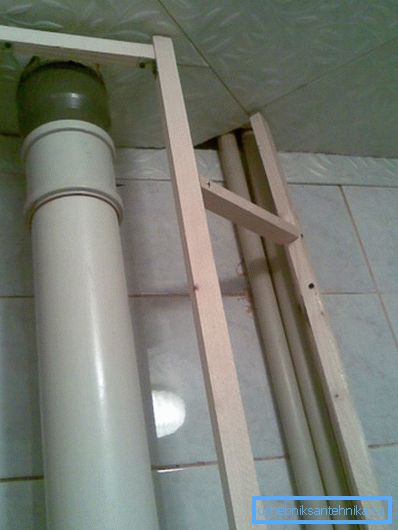 Pentru construcția cadrului și a barei de lemn potrivite, este mai bine să se manipuleze un agent rezistent la umiditate